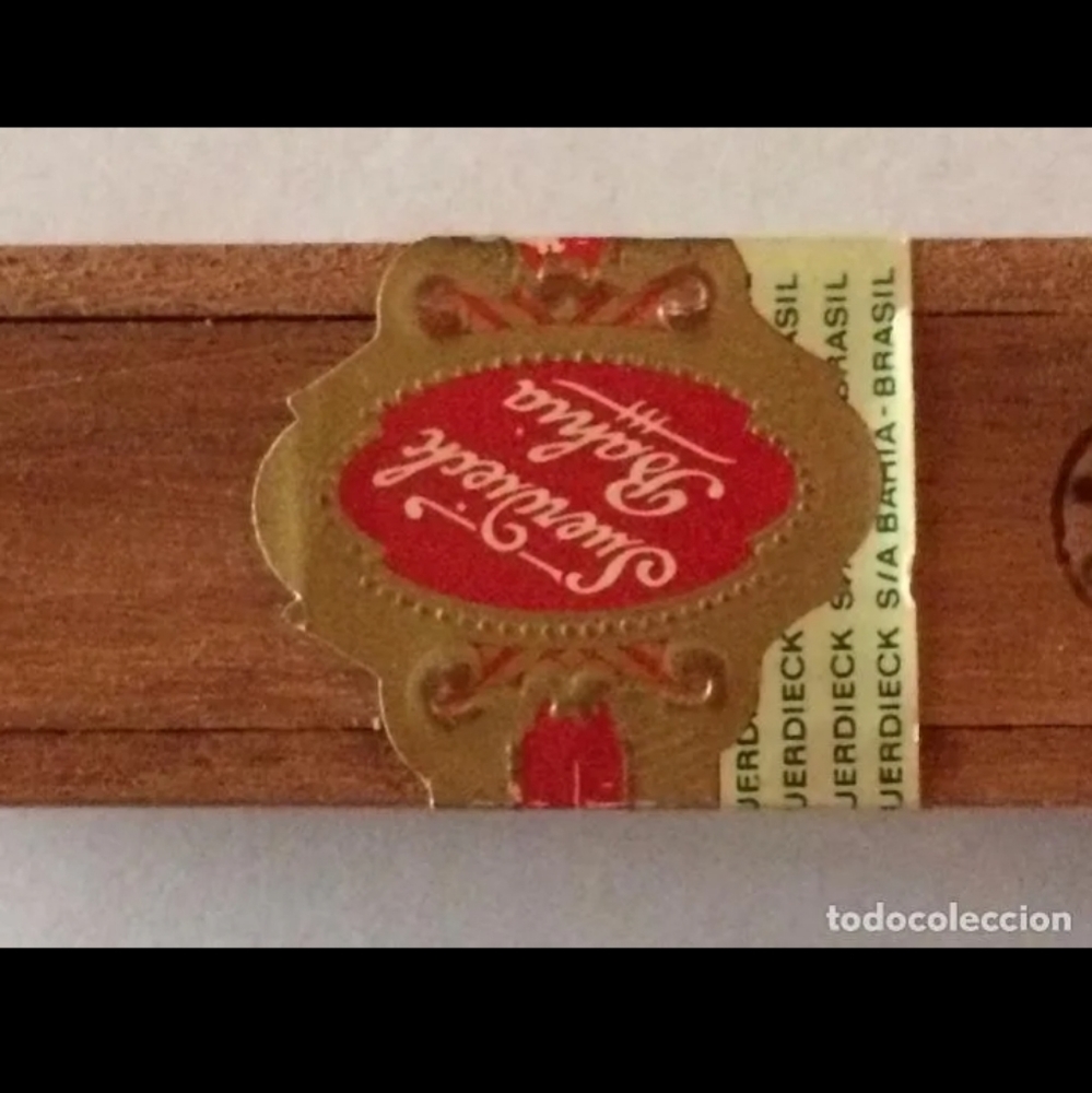 Wood single cigar box (cigar not included)